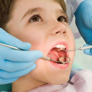 Un bambino fa una visita dal dentista odontoiatra