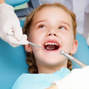 Prevenzione deI denti di una bambina in odontoiatria