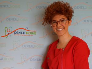 Francesca Papale assistente alla poltrona della clinica per bambini Dental House Kids