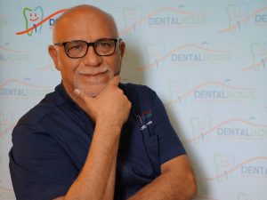 Dottor Francesco Genovese dentista alla poltrona della clinica per bambini Dental House Kids