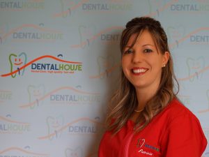 Patrizia Barbieri assistente alla poltrona della clinica per bambini Dental House Kids