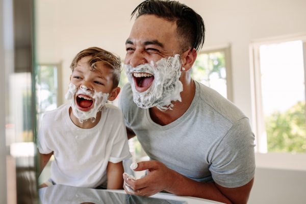 Un bambino che imita il genitore mentre fanno la barba