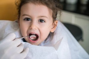 Bambina con un problema ai denti