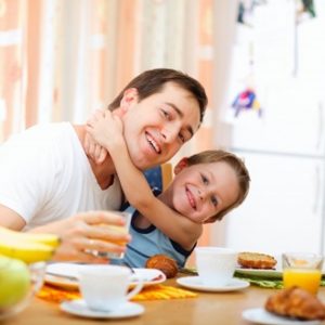 Genitore e bambino fanno una dolce colazione