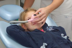Una bambina sottoposta ad anestesia dentistica sedativa