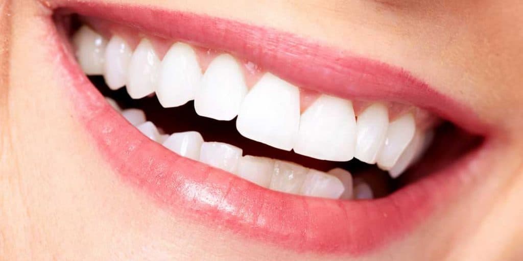 Un sorriso con i denti permanenti