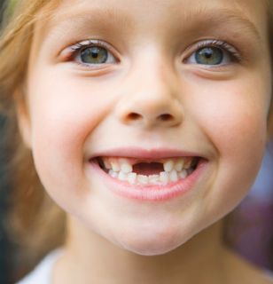 Una bambina senza dentini