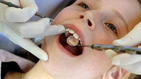 Un bambino fa la sua prima visita dal dentista