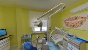 Lettino della sala visite per bambini della clinica Dental House Kids