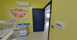 Porta sala visite della clinica Dental House Kids