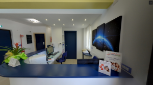 Foto panoramica dell'accettazione della clinica Dental House Kids