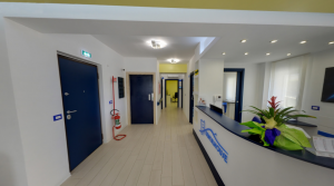 Foto panoramica dell'accettazione della clinica Dental House Kids