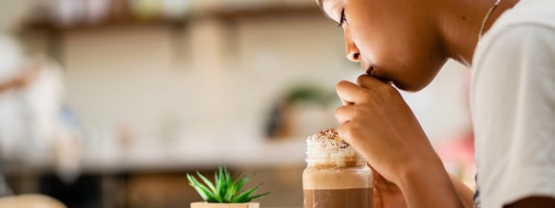 ragazza.merenda ragazza che fa merenda